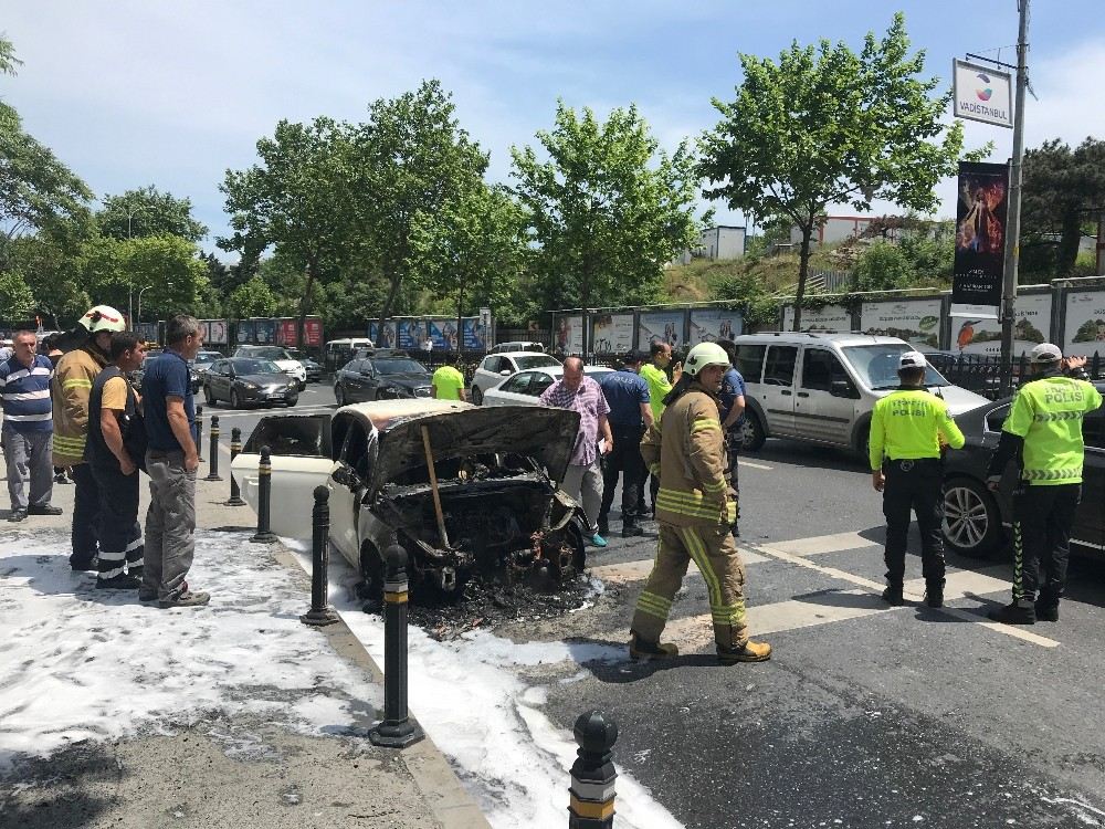 Maslakta Otomobil Alev Alev Yandı, Yol Trafiğe Kapandı