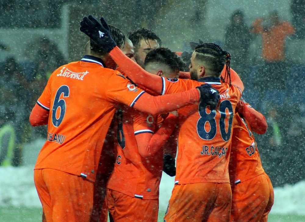 Medipol Başakşehir İkinci Yarının Da Lideri