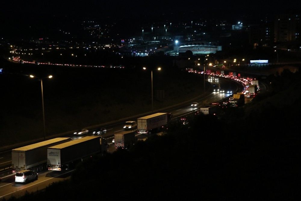 Mesai Saati Bitiminde Temde Bayram Trafiği Çilesi Başladı