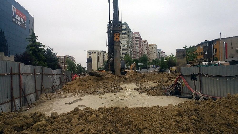 Metro Çalışması Sırasında Su Borusu Patladı