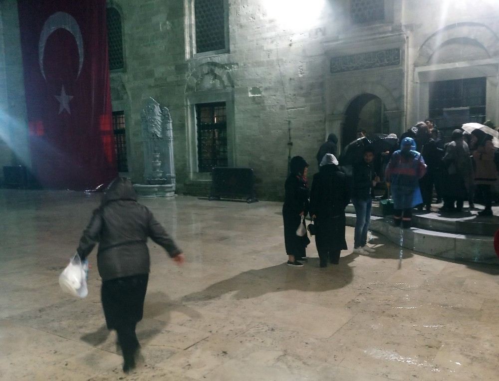 Mevlit Kandilinde Vatandaşlar Yağmura Rağmen Eyüp Sultan Camiine Akın Etti