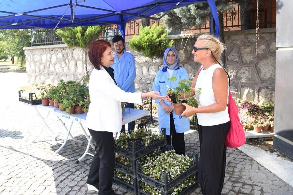 Mezarlıklarda Çiçekli Karşılama