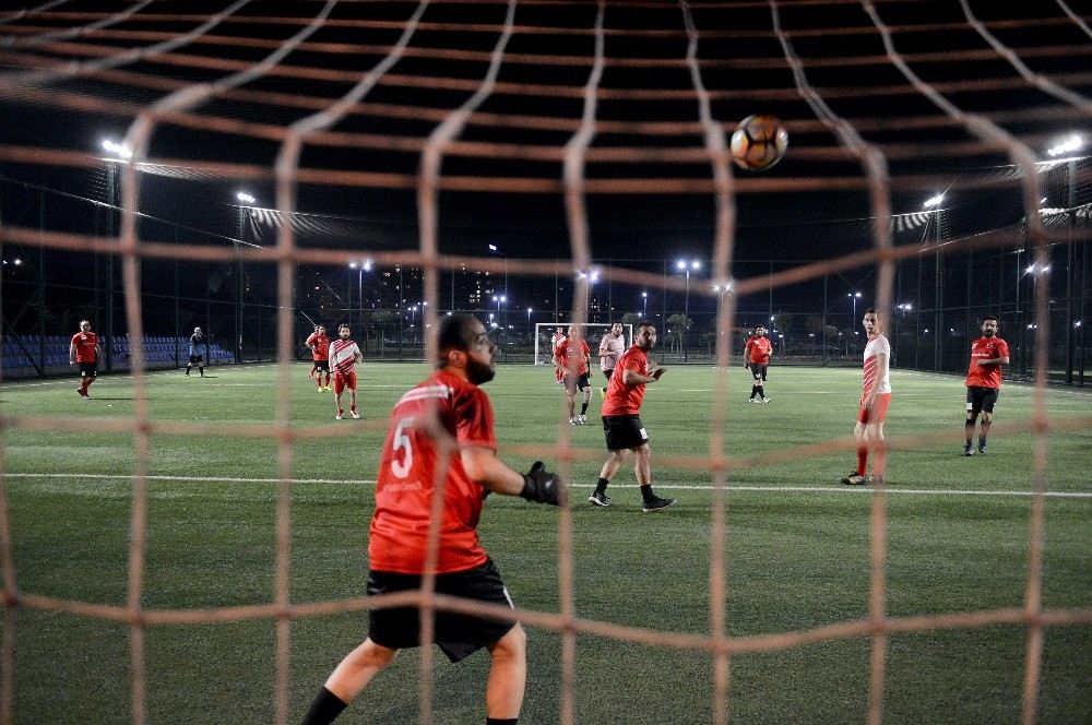 Milli Futbolcular Kızılay İçin Sahaya Çıktı