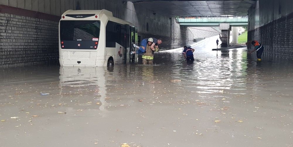 Minibüs Suda Mahsur Kaldı, İtfaiye Ekipleri Yolcuları Sırtında Taşıdı