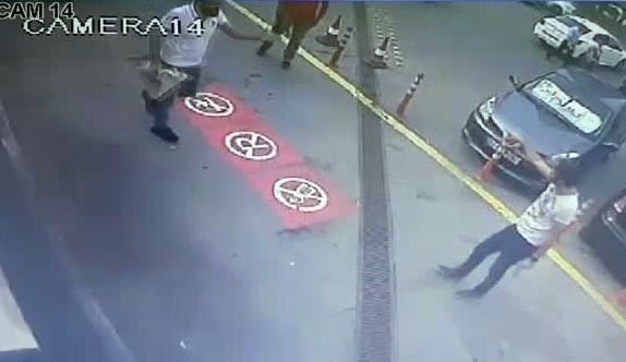 Minibüs Sürücüsü Kemerle Polise Saldırdı, Polis Silahını Ateşledi