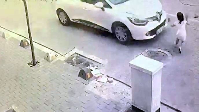 Minik Kıza Çarpan Otomobil Kızı Metrelerce Sürükledi