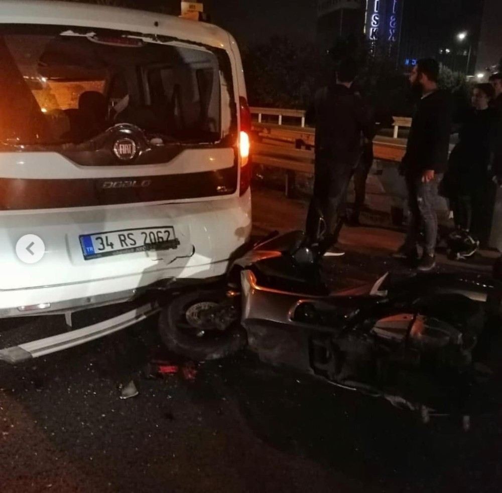 Motosiklet Sürücüsü, Zincirleme Kazaya Karışan Araca Çarptı