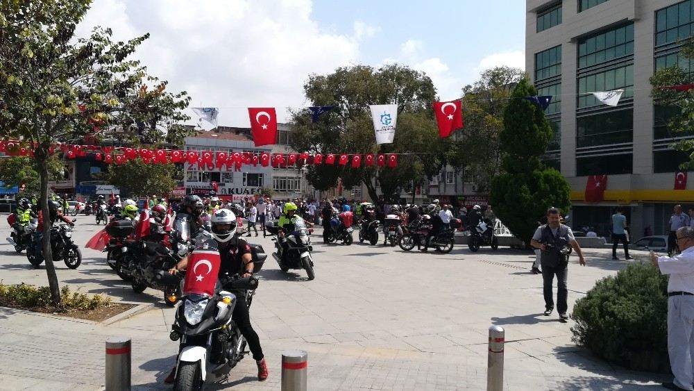 Motosiklet Tutkunları Motosikletlerini Zafer Bayramı İçin Sürdü