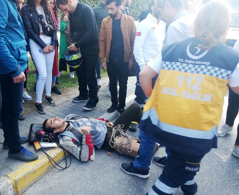 Motosikletli Genç Yaralandı, Olay Yerinden Geçen Doktor Müdahale Etti