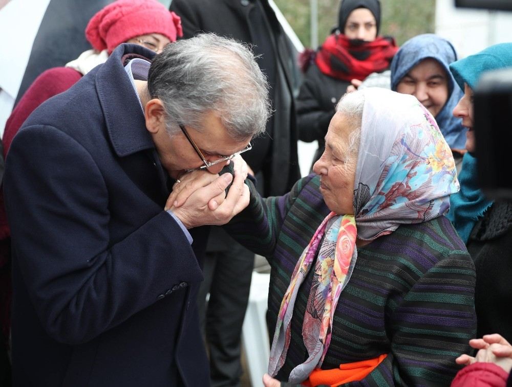 Murat Aydını Görmeye Gelen Kadın Öpüp Bağrına Bastı