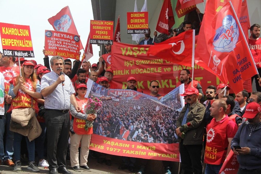 Nakliyat-İş Sendikası Taksim Cumhuriyet Anıtına Çelenk Bıraktı