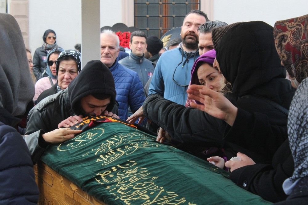 Nişanlısını Görmeye Gittiği Ukraynada Kalp Krizi Geçirerek Ölen Avukat Defnedildi