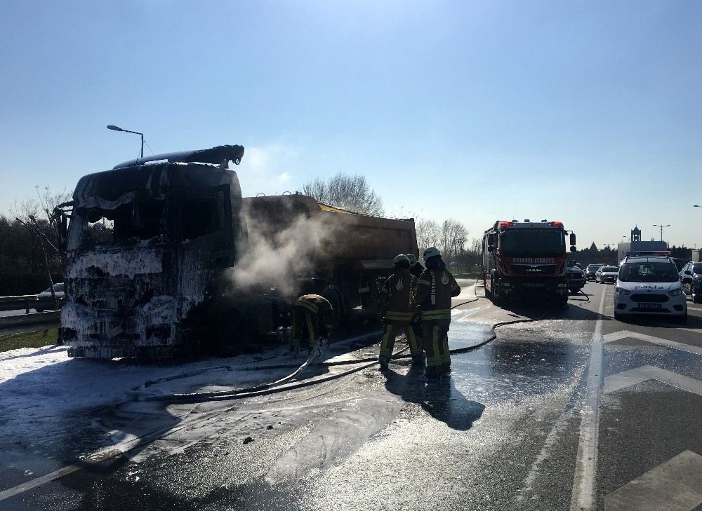 O-3 Bağlantı Yolunda Yanan Hafriyat Kamyonu Küle Döndü