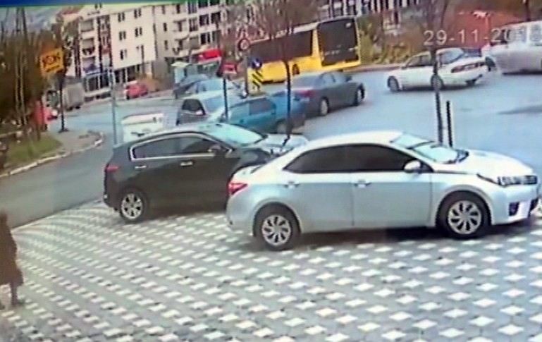 (Öçel) İki Otomobil Çarpıştı: 2 Yaralı