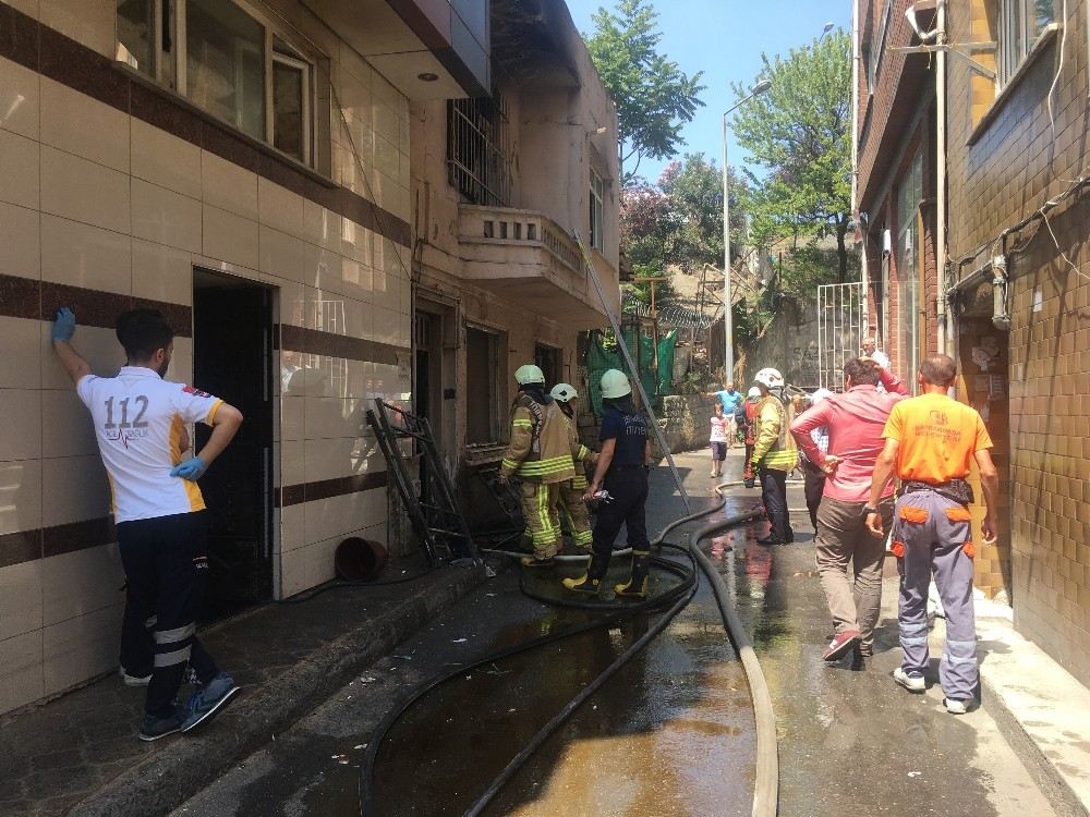 Odun Deposunda Çıkan Yangın Apartman Sakinlerine Panik Yaşattı