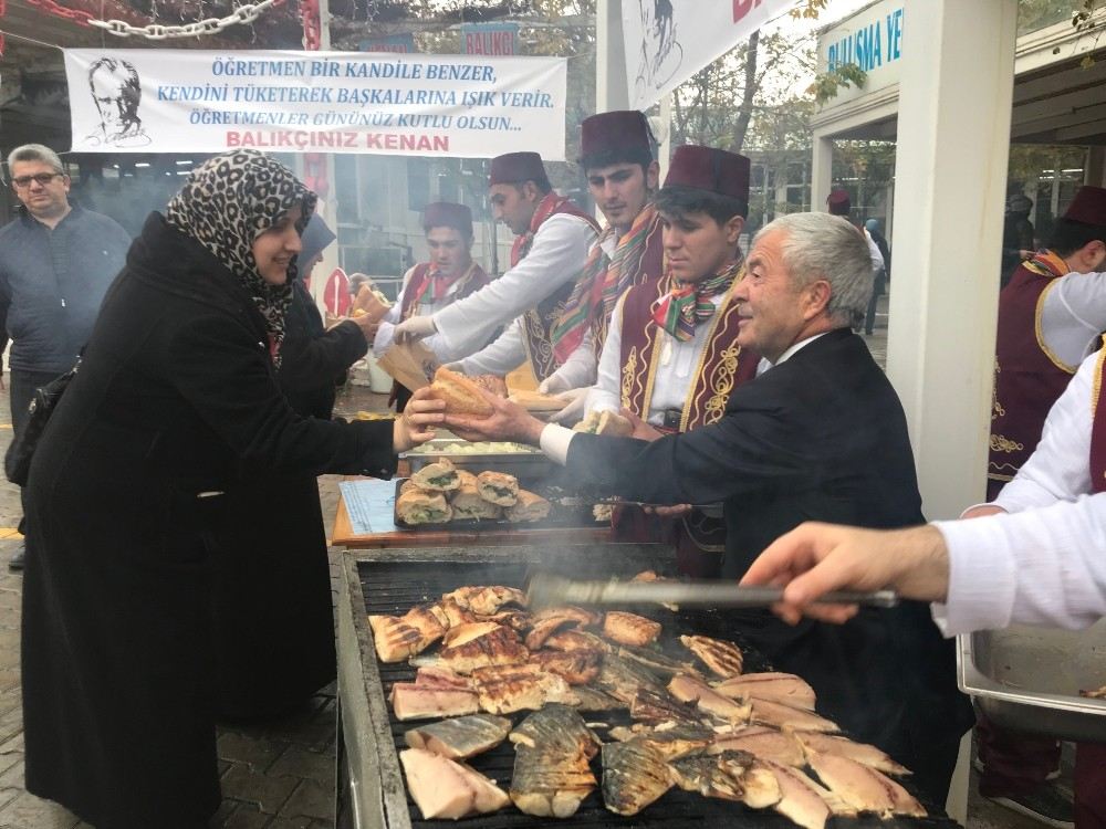 Öğretmenler Balık Ekmek Yedi, Halay Çekti