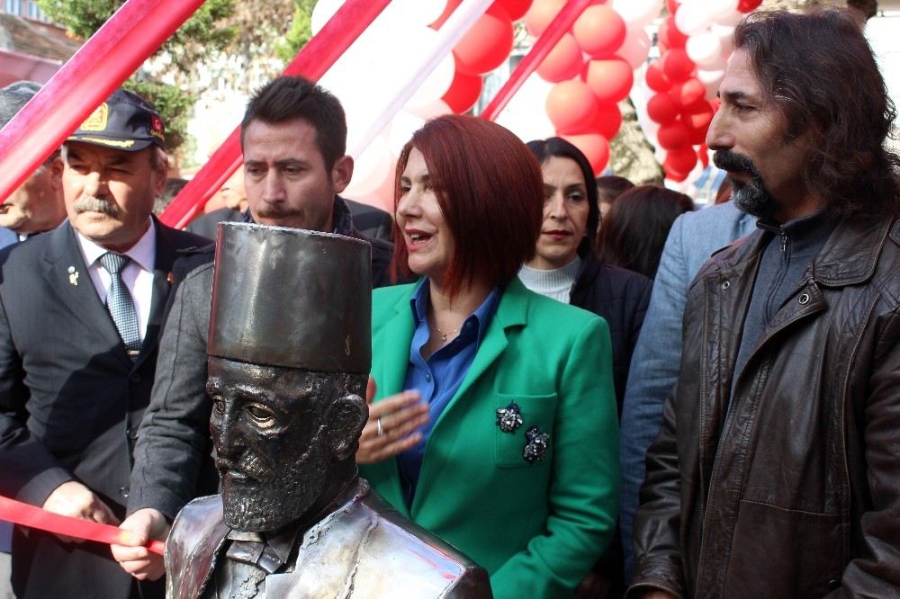 Öğretmenler Gününde Atatürkün Öğretmeni Şemsi Efendinin Heykeli Açıldı
