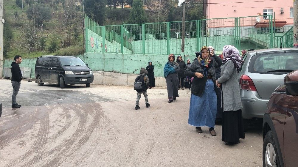 Okula Giderken Minibüsün Altında Kalana Öğrenci Yaralandı