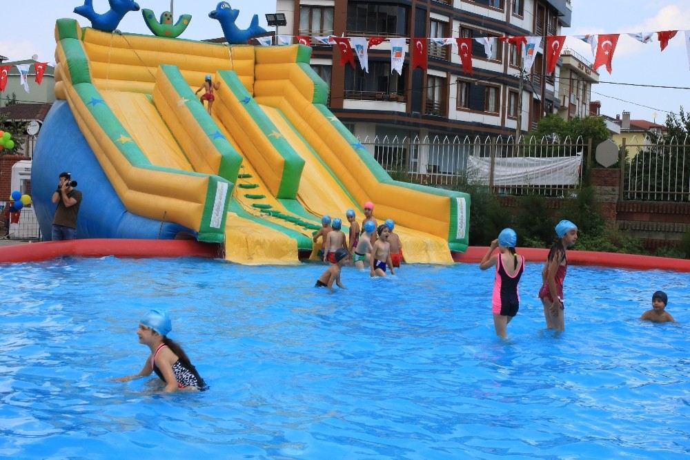 Okullar Tatil Olmasına Rağmen Koşarak Okula Geldiler