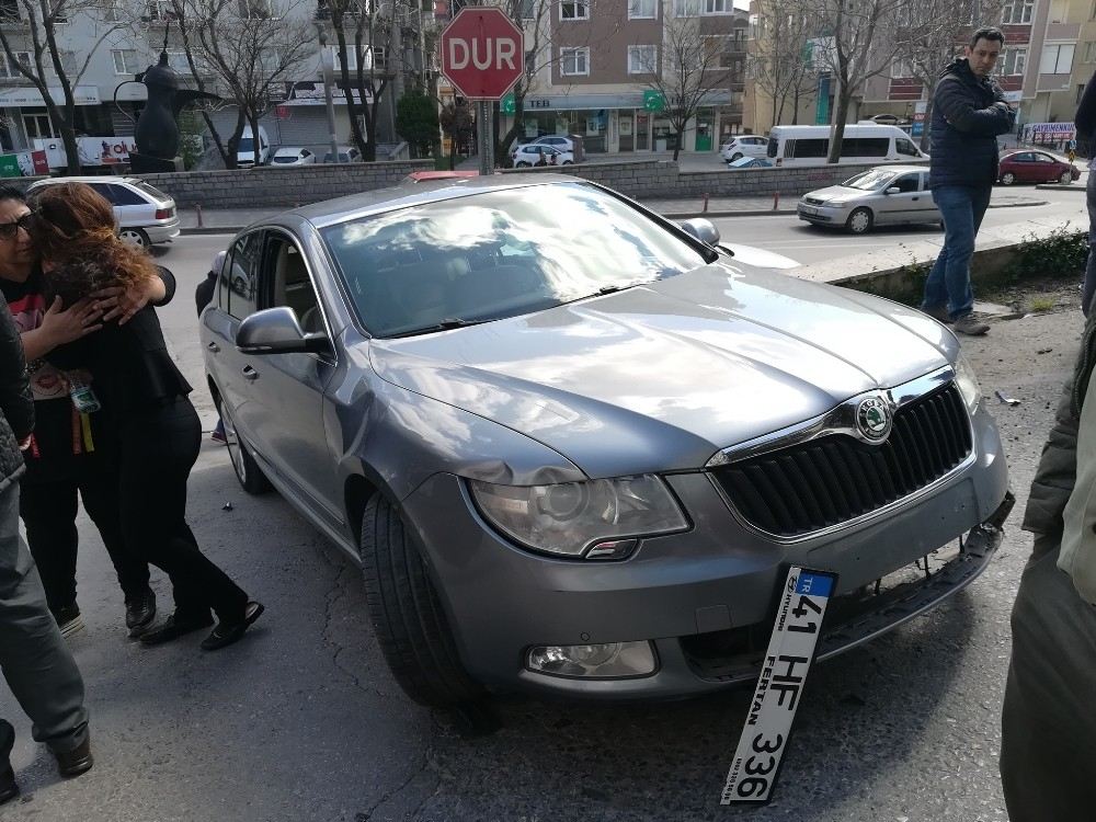 Önce Servisle Çarpıştı Ardından Kaldırımdaki Vatandaşı Yaraladı