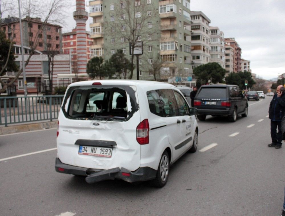 Önce Yoldaki İki Araca, Sonra Oto Galerideki Araçlara Çarparak Durabildi