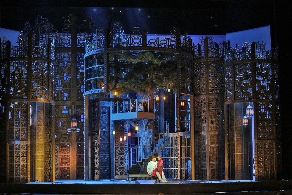 Opera Rüzgarı Kasımda Da Sürüyor