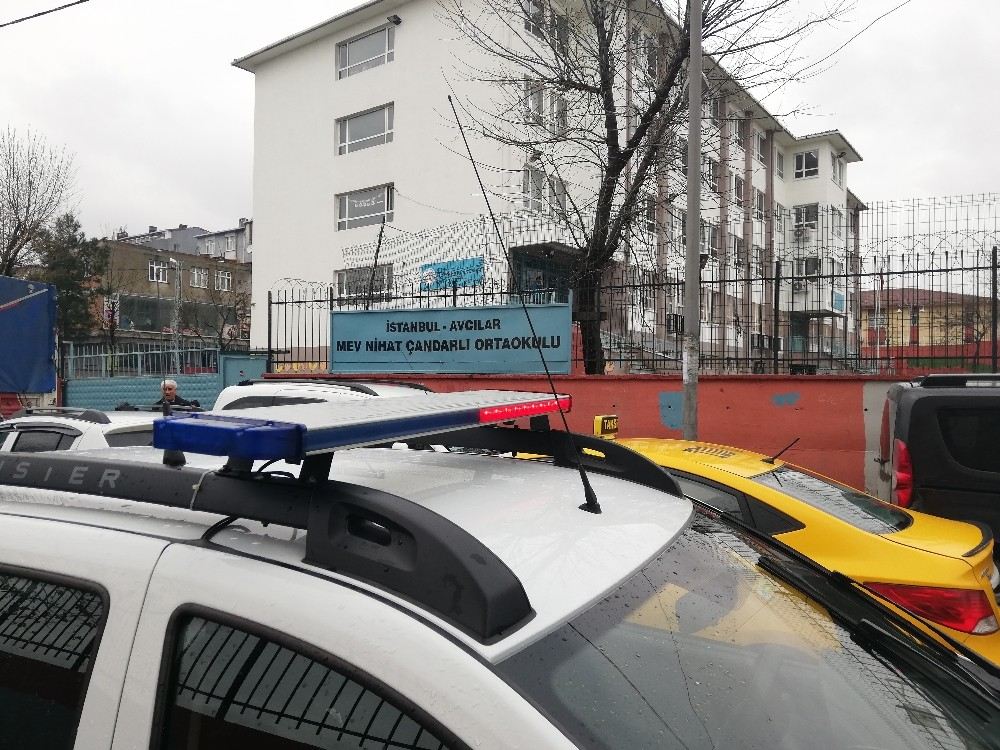 Ortaokul Öğrencisi Arkadaşını Göğsünden Bıçakladı