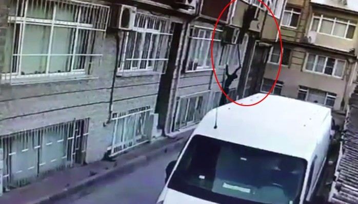 Örümcek Adamı Aratmayan Hırsız Önce Kameraya Sonra Polise Yakalandı