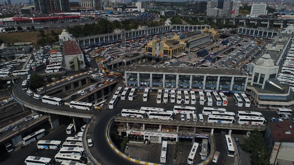 Otogarda Okula Dönüş Yoğunluğu 3 Kilometrelik Kuyruk Oluşturdu