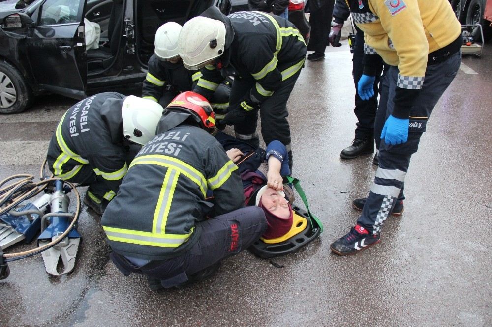 Otomobil İle Tır Kavşakta Çarpıştı: 1İ Çocuk 4 Yaralı