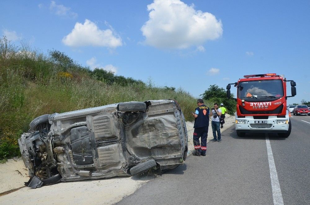 Otomobil Su Kanalına Devrildi: 4 Yaralı