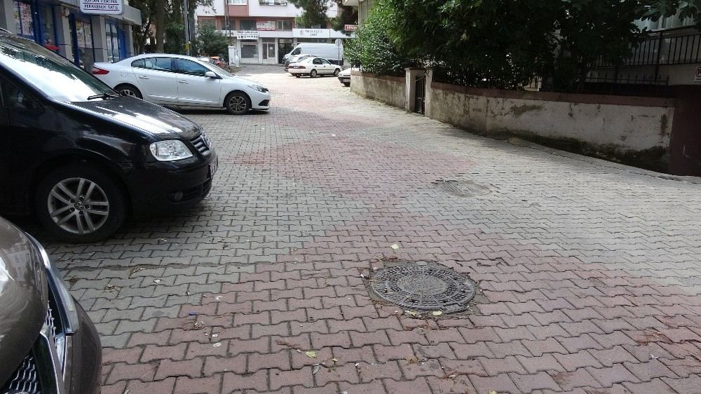 Otomobilin Camını Kırıp 24 Bin Lira Çalan Hırsızlar Güvenlik Kamerasında