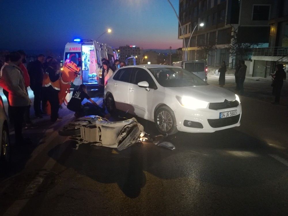 Otomobille Çarpışan Elektrikli Bisikletin Sürücüsü Yaralandı