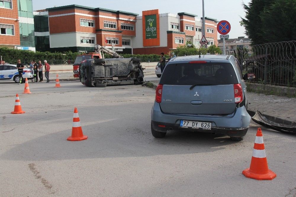 Otomobille Çarpışan Minibüs Yan Yattı