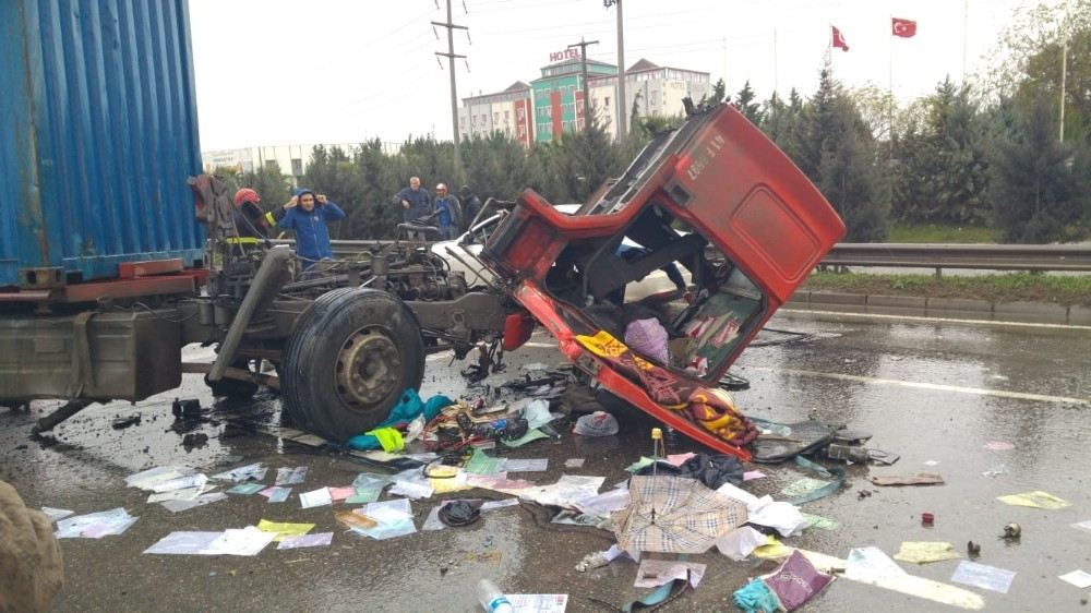 Otomobille Çarpışan Tır, Bariyerlere Çarpıp Parçalandı: 3 Yaralı