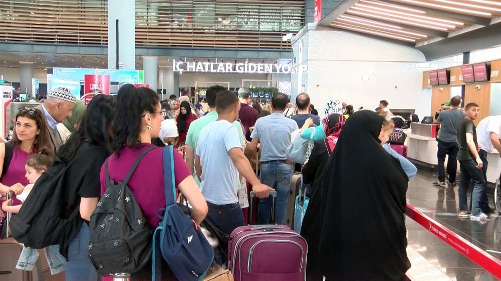 Oyunu Kullanan Vatandaşlar Tatile Gitmek İçin Havalimanına Akın Etti