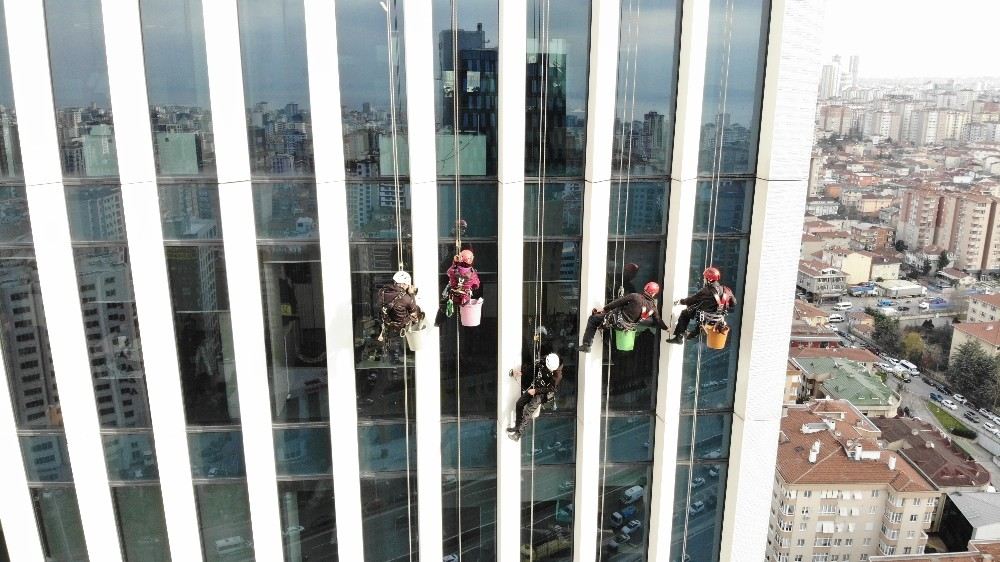 (Özel) 130 Metre Yükseklikte  Temizlik İşçilerinin Ekmek Mücadelesi Havadan Görüntülendi