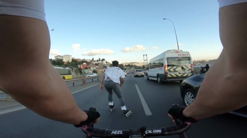 (Özel) 15 Temmuz Şehitler Köprüsünde Patenli Ve Bisikletli Gençlerin Ölümüne Yolculuğu Kamerada