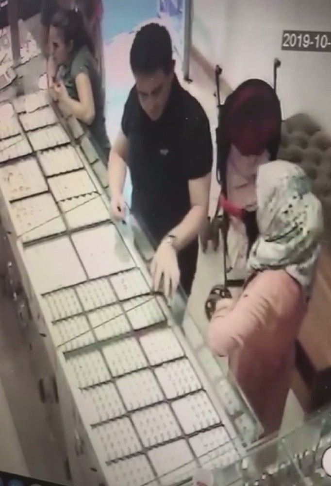 (Özel) 1İ Kadın 2 Kişi Müşteri Kılığında Böyle Hırsızlık Yaptı