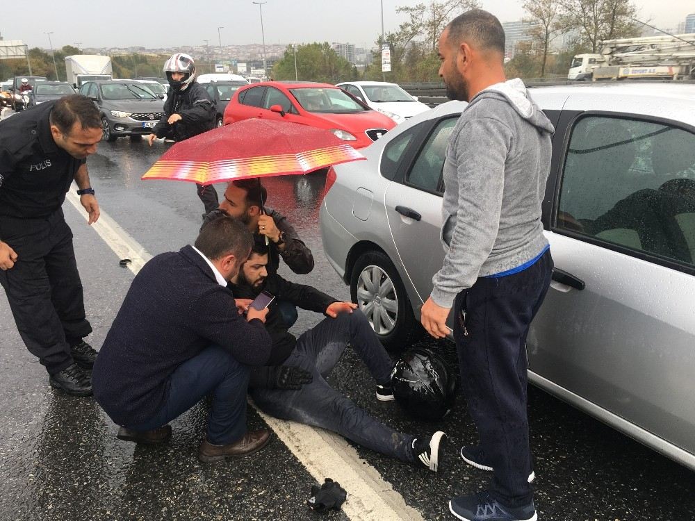 (Özel) 3 Aracın Karıştığı Kazada Motosiklet Sürücüsünün Parmağı Koptu