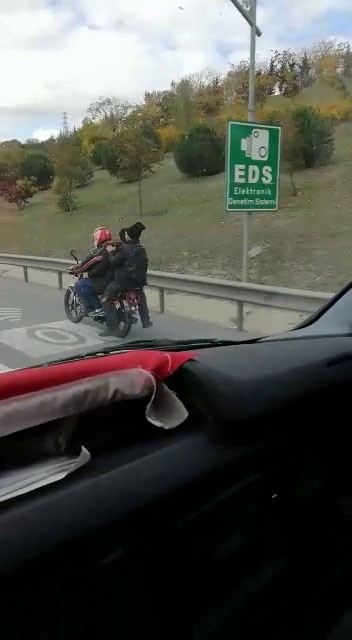 (Özel) 3 Kişi Motosiklete Bindiler, Kazaya Davetiye Çıkardılar