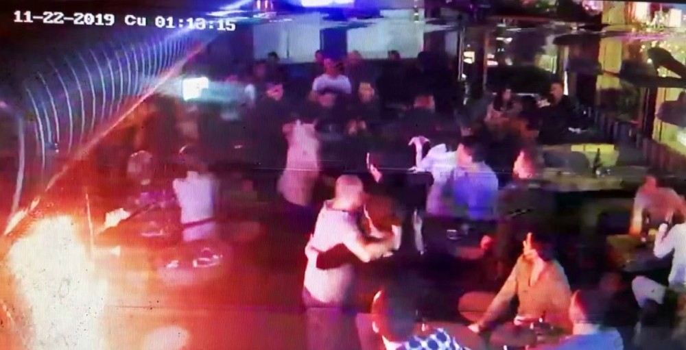 (Özel) Alkollü Müşteri Barda Dehşet Saçtı: 2 Garson Bıçaklandı