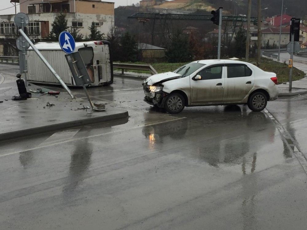 (Özel) Arnavutköyde Kaza Yapan Minibüs Yan Yattı