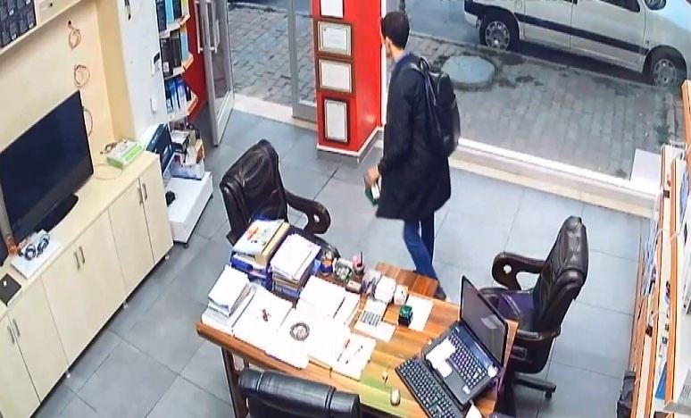 (Özel) Arnavutköyde Sadaka Kutusunu Çalan Hırsız Kameralara Yakalandı