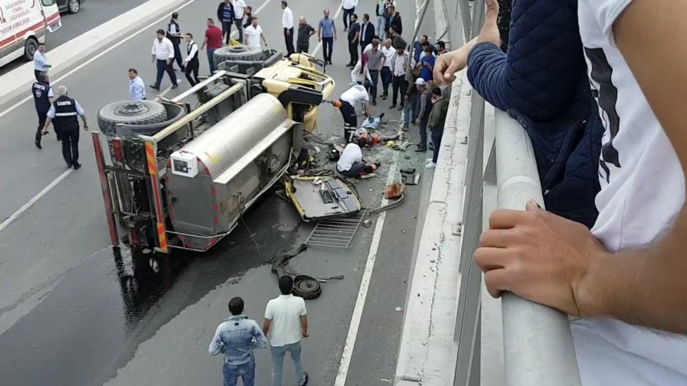 (Özel) Arnavutköyde Su Tankeri Üst Geçitten Aşağıya Uçtu: 2 Yaralı