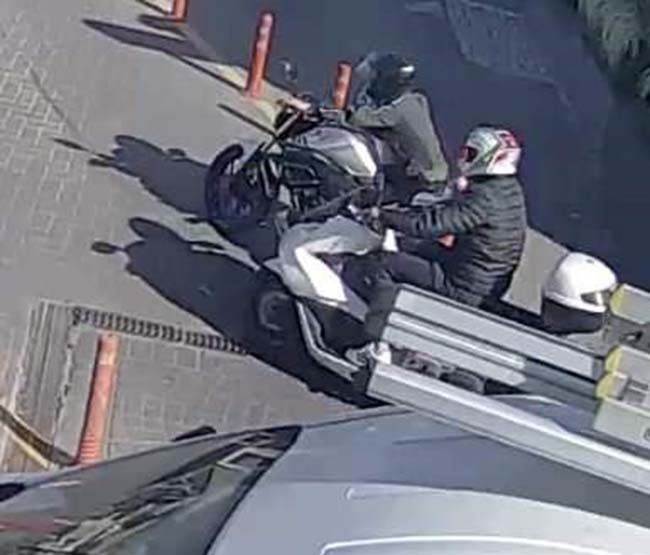 (Özel) Ataşehirde Alış Veriş Merkezinin Otoparkında Motosiklet Hırsızlığı 
