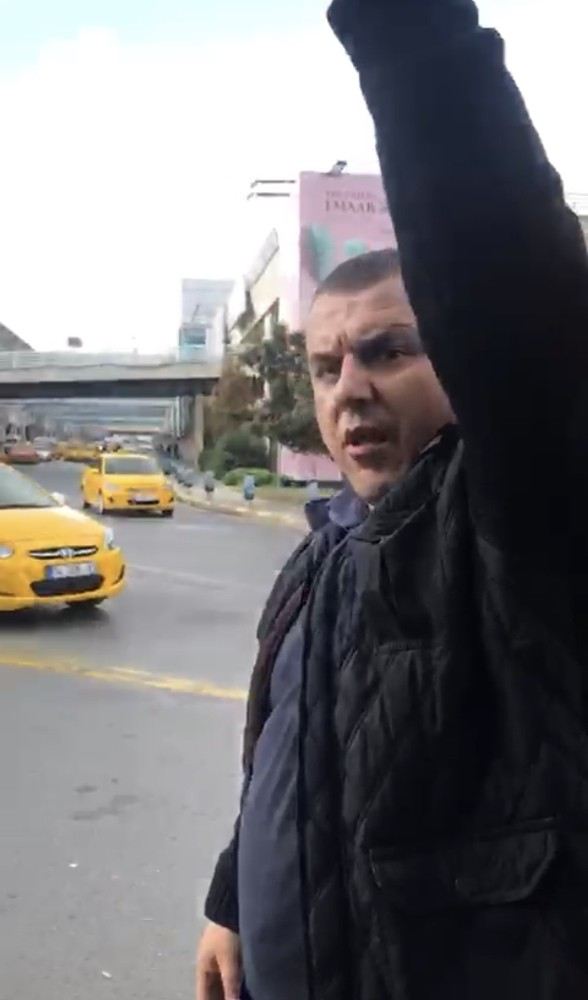 (Özel) Atatürk Havalimanında Taksi Durağı Kahyası Olduğu İddia Eden Şahıs Uber Sürücüsüne Saldırdı