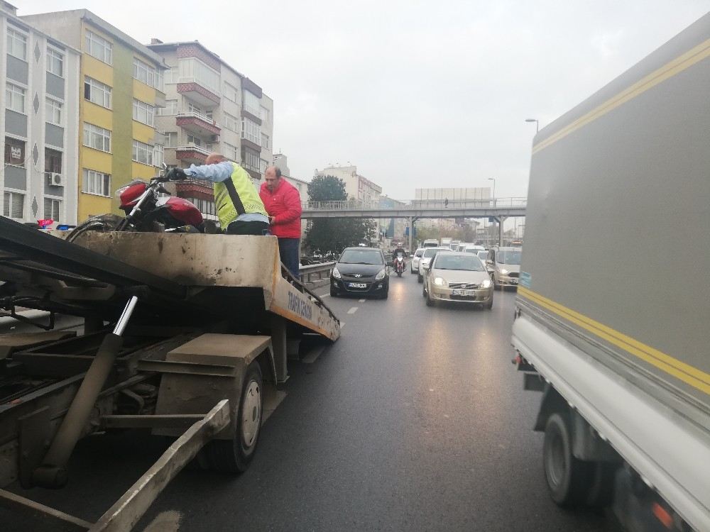 (Özel) Avcılar E-5Te Trafiği Kilitleyen Kaza: 1 Yaralı