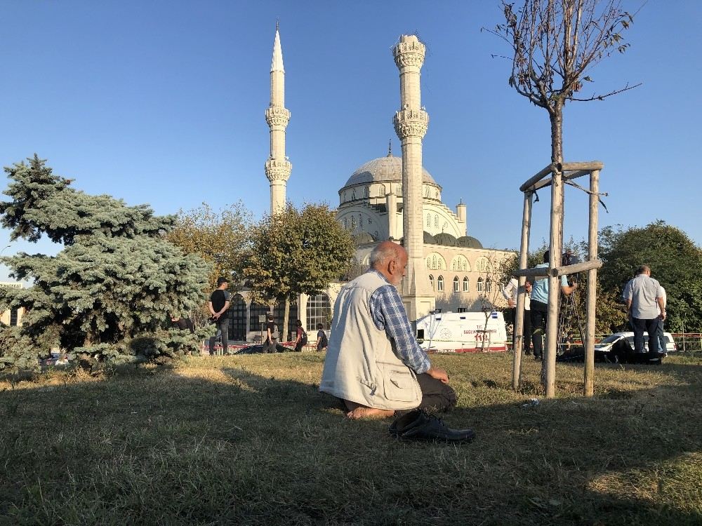 (Özel) Avcılarda Minaresi Yıkılan Caminin Önünde Böyle Namaz Kıldı