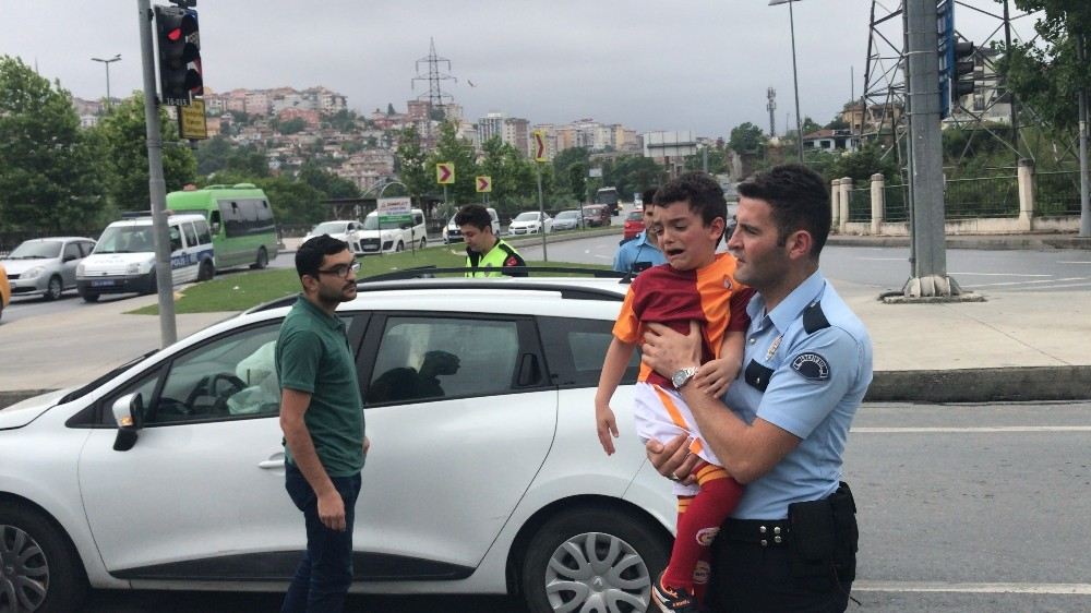 (Özel) Babası Kaza Yapınca Ağlayan Çocuğu Polis Ekipleri Sakinleştirdi